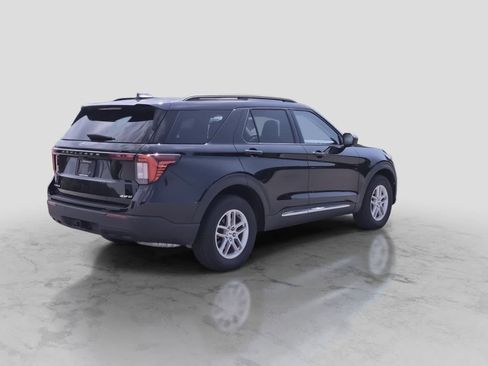 Used 2025 Ford Explorer Active AWD/4WD image 8