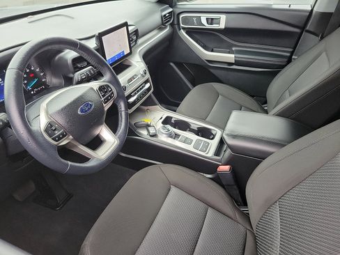 Used 2022 Ford Explorer XLT image 3