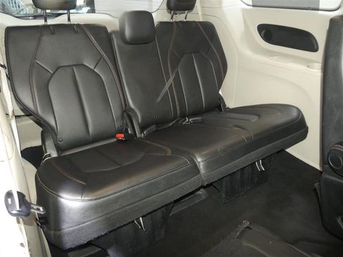 Used 2018 Chrysler Pacifica Touring-L Plus FWD image 27