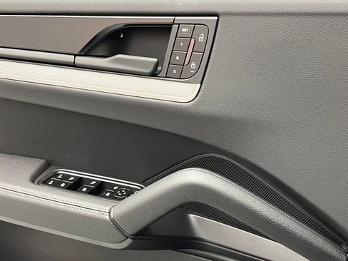 Used 2025 Porsche Cayenne image 18
