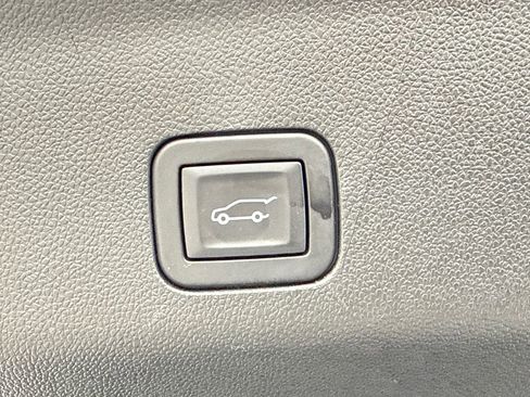 Certified 2025 Chevrolet Suburban Premier image 19