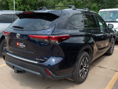 Used 2022 Toyota Highlander XLE AWD/4WD image 5