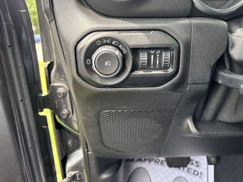 Used 2019 Jeep Wrangler Unlimited Sahara w/ LED Lighting Group AWD/4WD image 22