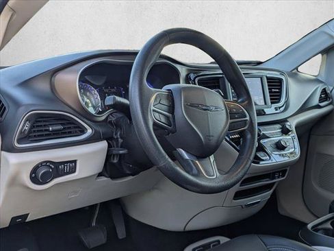 Used 2020 Chrysler Voyager Lxi FWD image 3