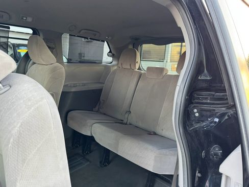 Used 2017 Toyota Sienna LE FWD image 24