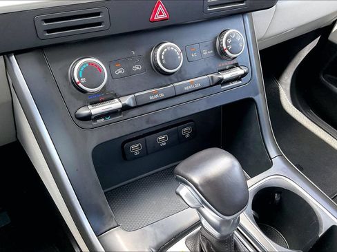 Used 2023 Kia Carnival LX FWD image 25