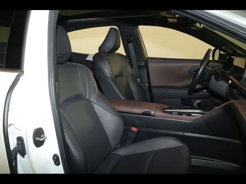 Used 2023 Toyota Crown Limited image 31