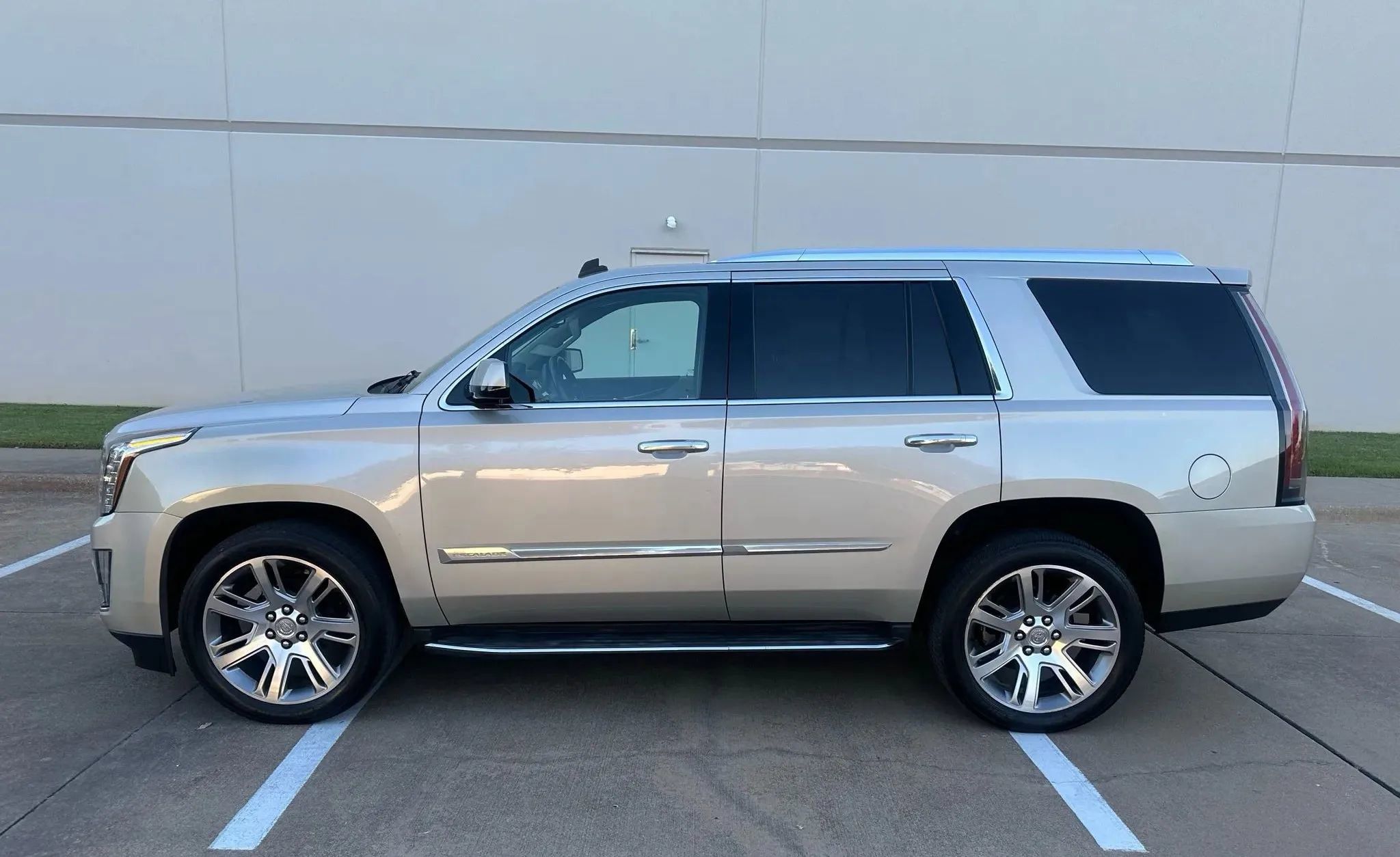 Used 2015 Cadillac Escalade Luxury AWD/4WD image 1