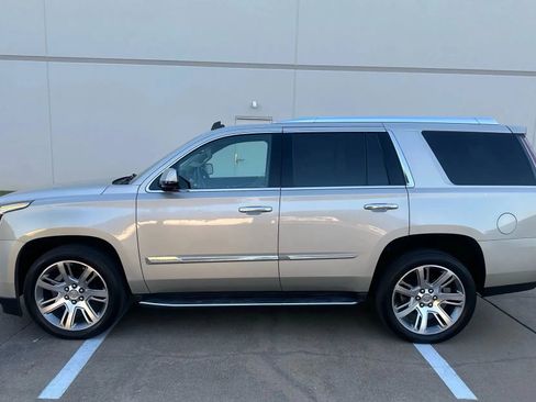 Used 2015 Cadillac Escalade Luxury image 1
