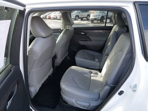 Used 2023 Toyota Highlander Limited image 11