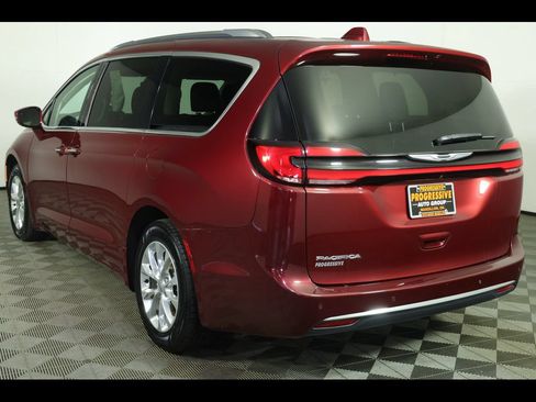 Used 2021 Chrysler Pacifica Touring-L w/ Uconnect Theater Family Group FWD image 13