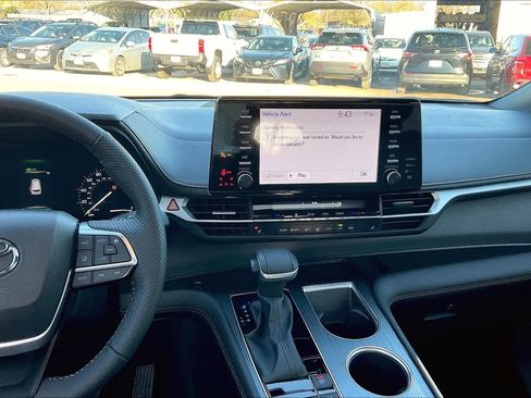 Used 2024 Toyota Sienna XLE Woodland Edition image 7