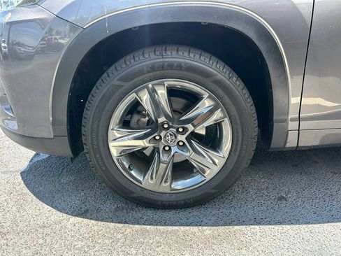 Used 2018 Toyota Highlander Limited Platinum FWD image 56