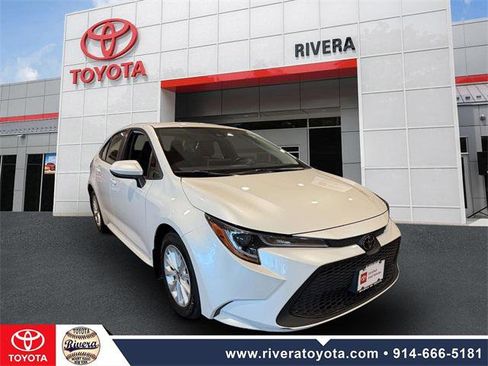 Certified 2022 Toyota Corolla LE image 2