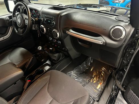 Used 2017 Jeep Wrangler Unlimited Sahara w/ Connectivity Group AWD/4WD image 23