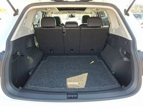 Used 2021 Volkswagen Tiguan SE w/ Panoramic Sunroof Package image 30