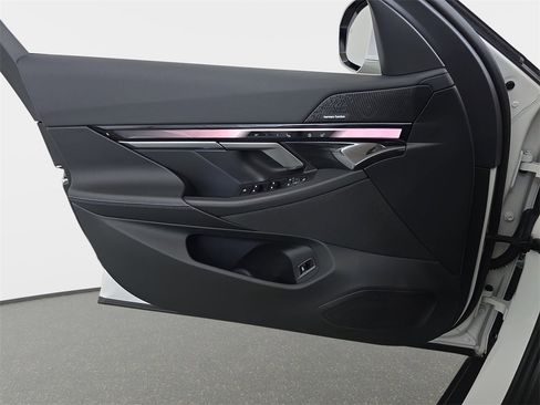 Used 2025 BMW i5 xDrive40 w/ Premium Package image 30