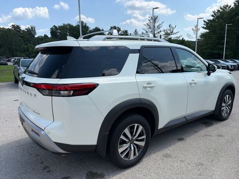 Used 2023 Nissan Pathfinder SL AWD/4WD image 3