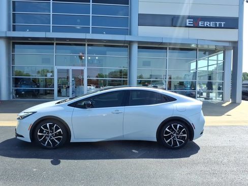 Used 2023 Toyota Prius Prime Premium FWD image 4