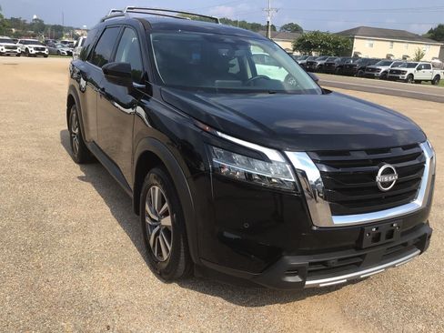 Used 2024 Nissan Pathfinder SL FWD image 8