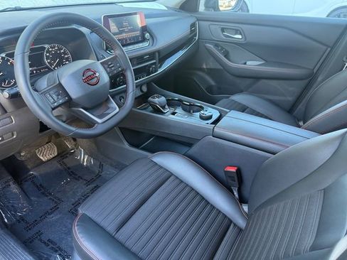 Used 2025 Nissan Rogue SV image 15