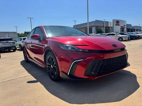 Used 2025 Toyota Camry SE w/ Convenience Package FWD image 8