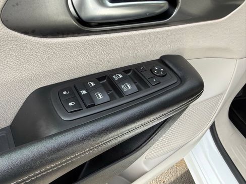 Used 2023 Chrysler Pacifica Touring-L FWD image 17