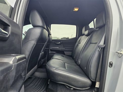 Used 2019 Toyota Tacoma TRD Sport image 16