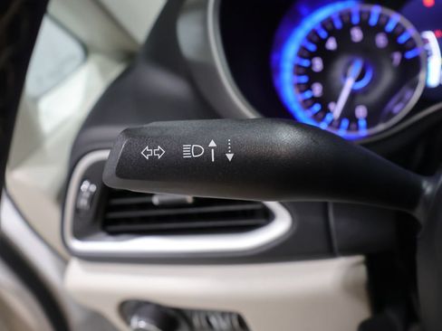 Used 2023 Chrysler Pacifica Touring-L FWD image 32