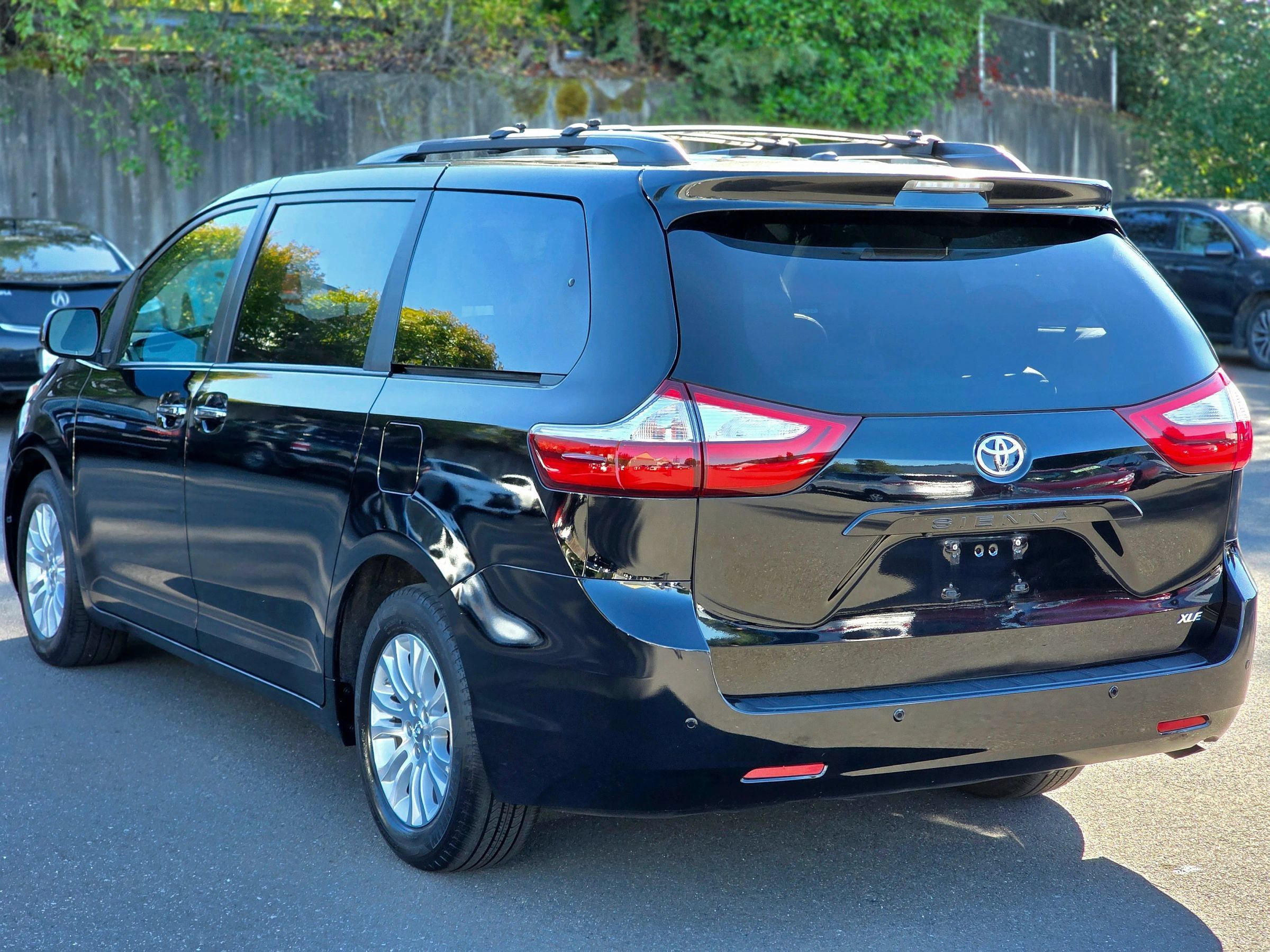 Used 2017 Toyota Sienna XLE w/ XLE Navigation Package FWD image 9