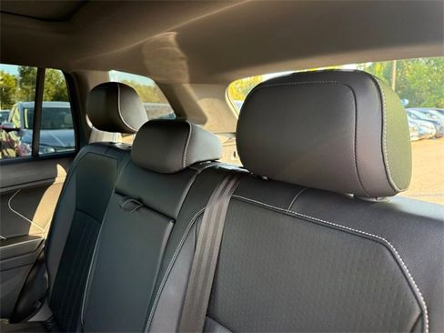 Used 2022 Volkswagen Tiguan SE R-Line image 30