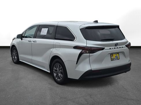Certified 2024 Toyota Sienna XLE FWD image 9