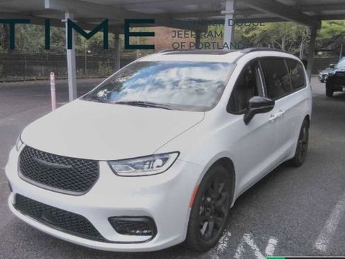 Used 2025 Chrysler Pacifica Limited FWD image 1