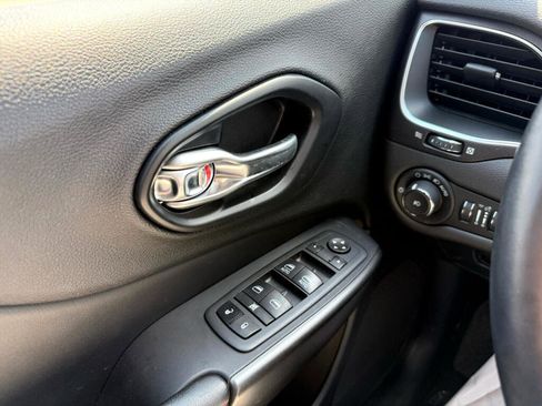 Used 2021 Jeep Cherokee Trailhawk image 21