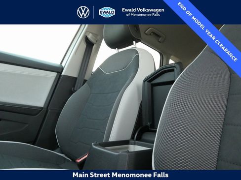 Used 2025 Volkswagen Taos SE image 31