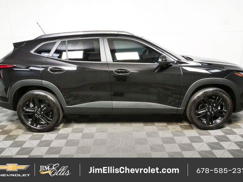 Used 2025 Chevrolet Trax ACTIV w/ Sunroof Package FWD image 2