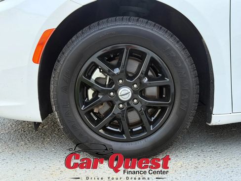 Used 2025 Chrysler Pacifica Select FWD image 24