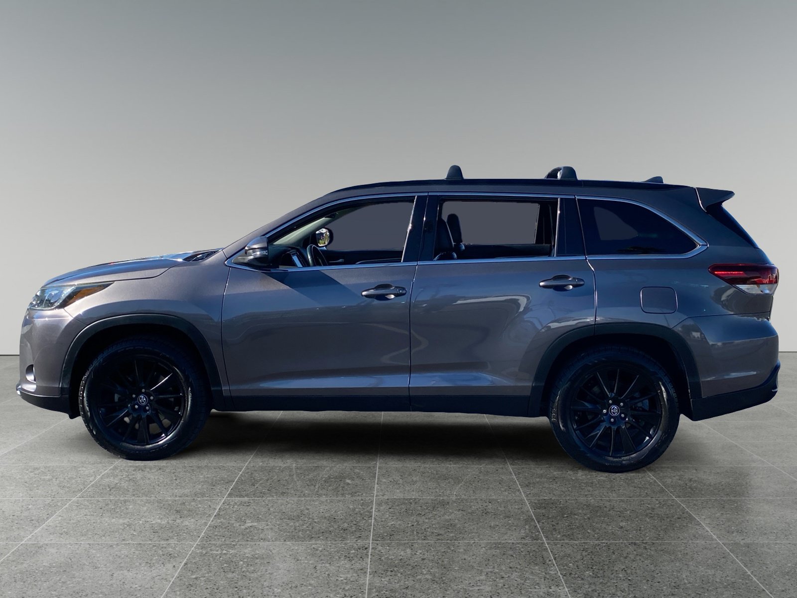 Used 2019 Toyota Highlander SE FWD image 2