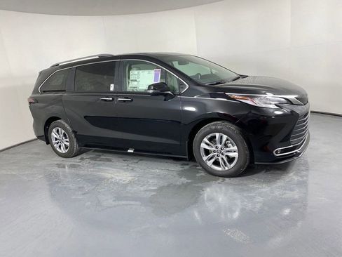 New 2026 Toyota Sienna Limited image 3