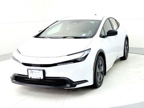 New 2026 Toyota Prius LE image 2