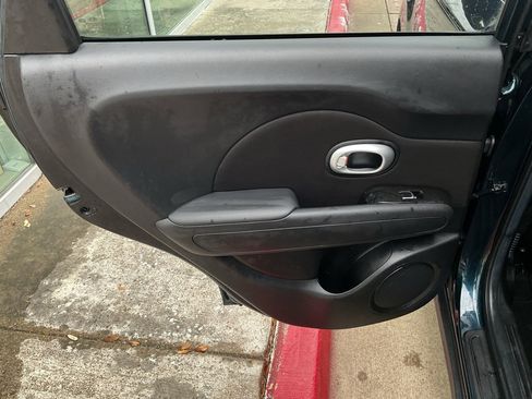 Used 2017 Kia Soul + image 18