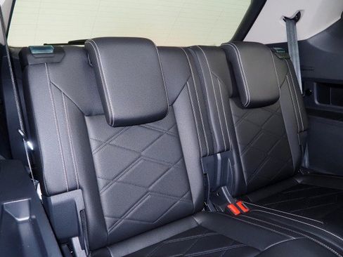 Used 2025 Volkswagen Atlas SE w/ Panoramic Sunroof Package FWD image 18