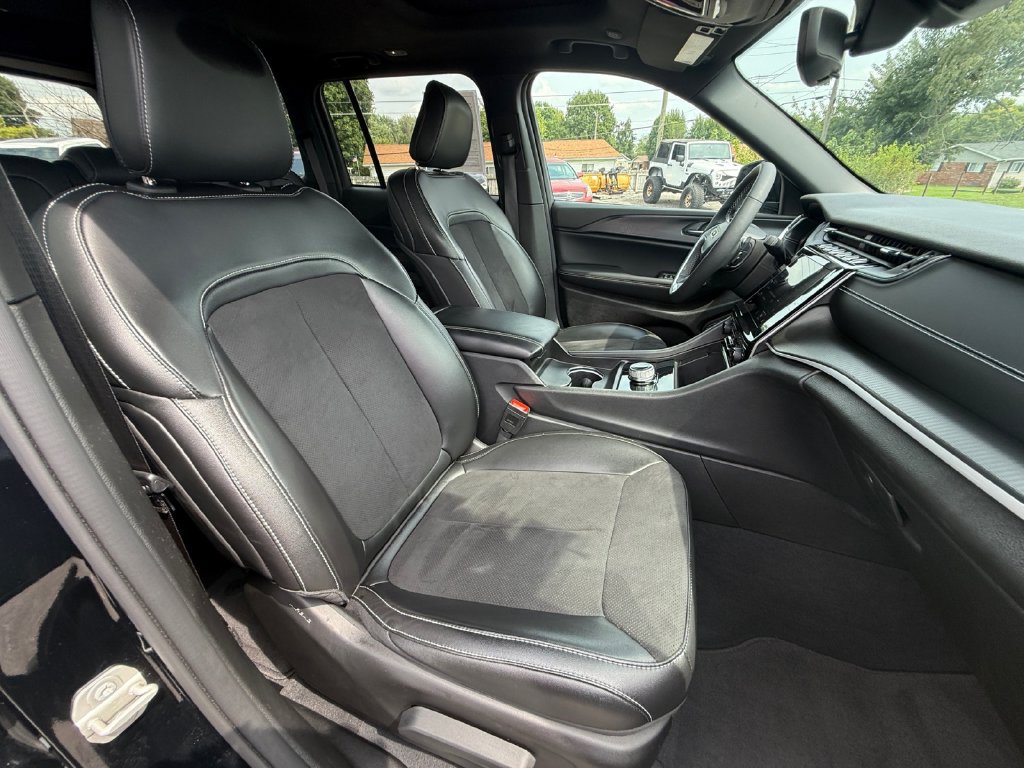 Used 2023 Jeep Grand Cherokee Altitude AWD/4WD image 31