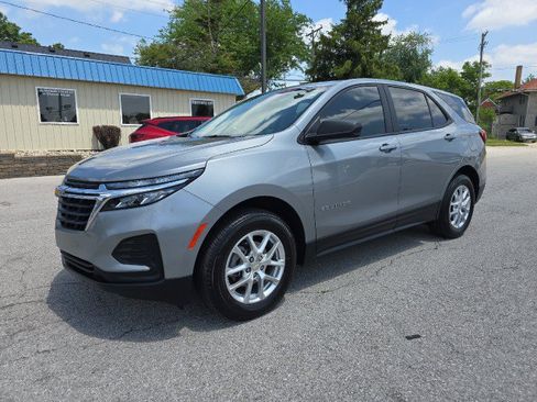 Used 2024 Chevrolet Equinox LS w/ LS Convenience Package AWD/4WD image 2