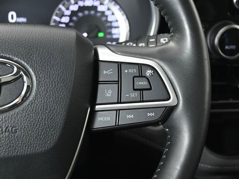 Used 2024 Toyota Highlander XLE AWD/4WD image 36