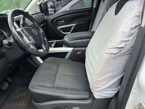 Used 2018 Nissan Titan SV w/ SV Convenience Package RWD image 5