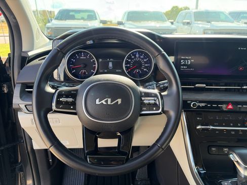 Used 2024 Kia Carnival EX FWD image 18
