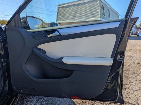 Used 2018 Volkswagen Jetta SE image 9