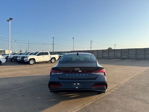 Used 2025 Hyundai Elantra SEL FWD image 17