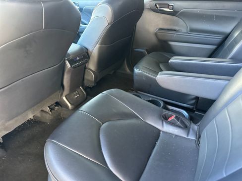 Used 2024 Toyota Highlander XLE image 11